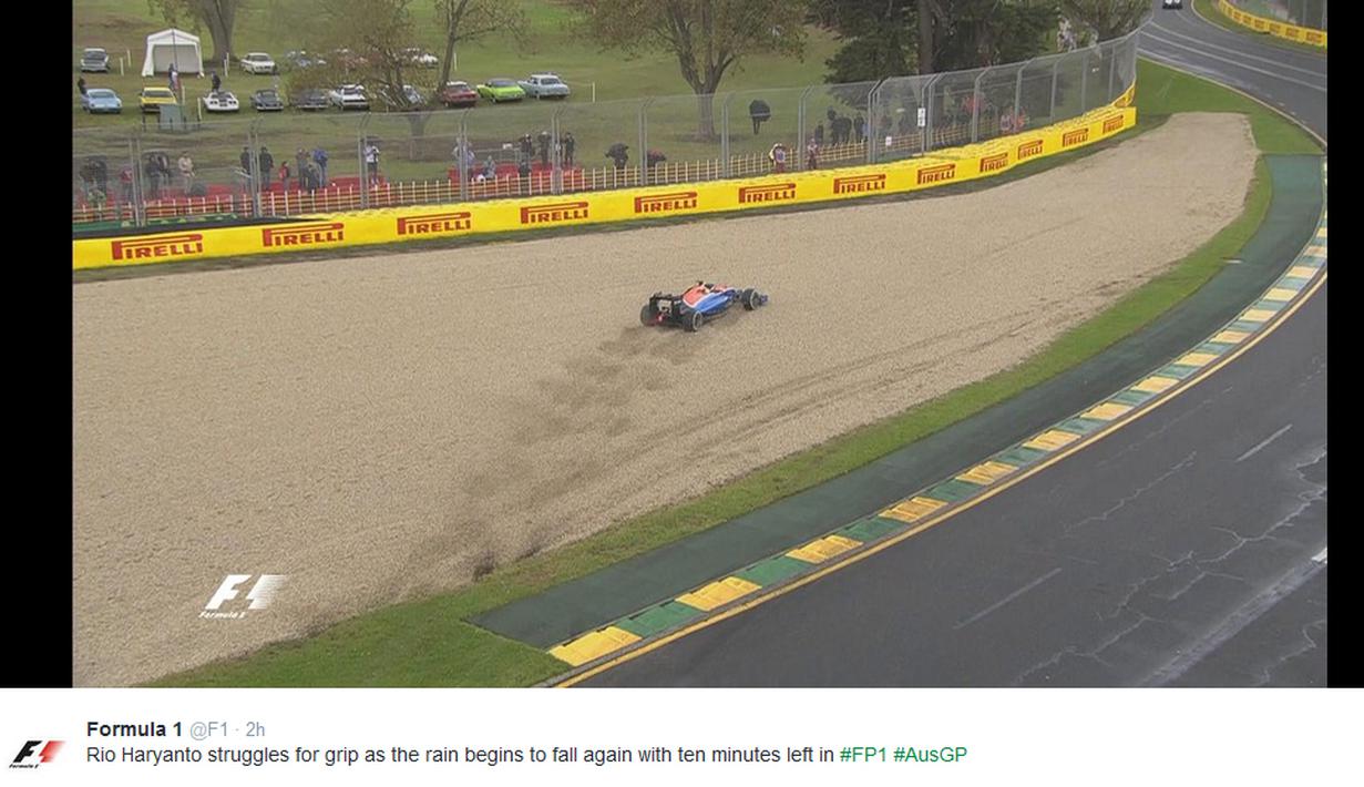 Rio Haryanto tergelincir dan masuk gravel akibat lintasan yang belum kering karena hujan yang sempat mengguyur Sirkuit Albert Park, Australia, Jumat (18/3/2016). (Twitter/F1)