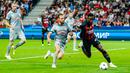 Pemain AC Milan Divock Origi (kanan) berebut bola dengan pemain RB Salzburg Andreas Ulmer pada pertandingan sepak bola Grup E Liga Champions di Stadion Salzburg, Salzburg, Austria, 6 September 2022. Pertandingan berakhir imbang 1-1. (AP Photo/Florian Schrotter)