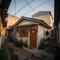 Model Rumah Kecil Semi Permanen 6x10 di Gang Sempit (AI)