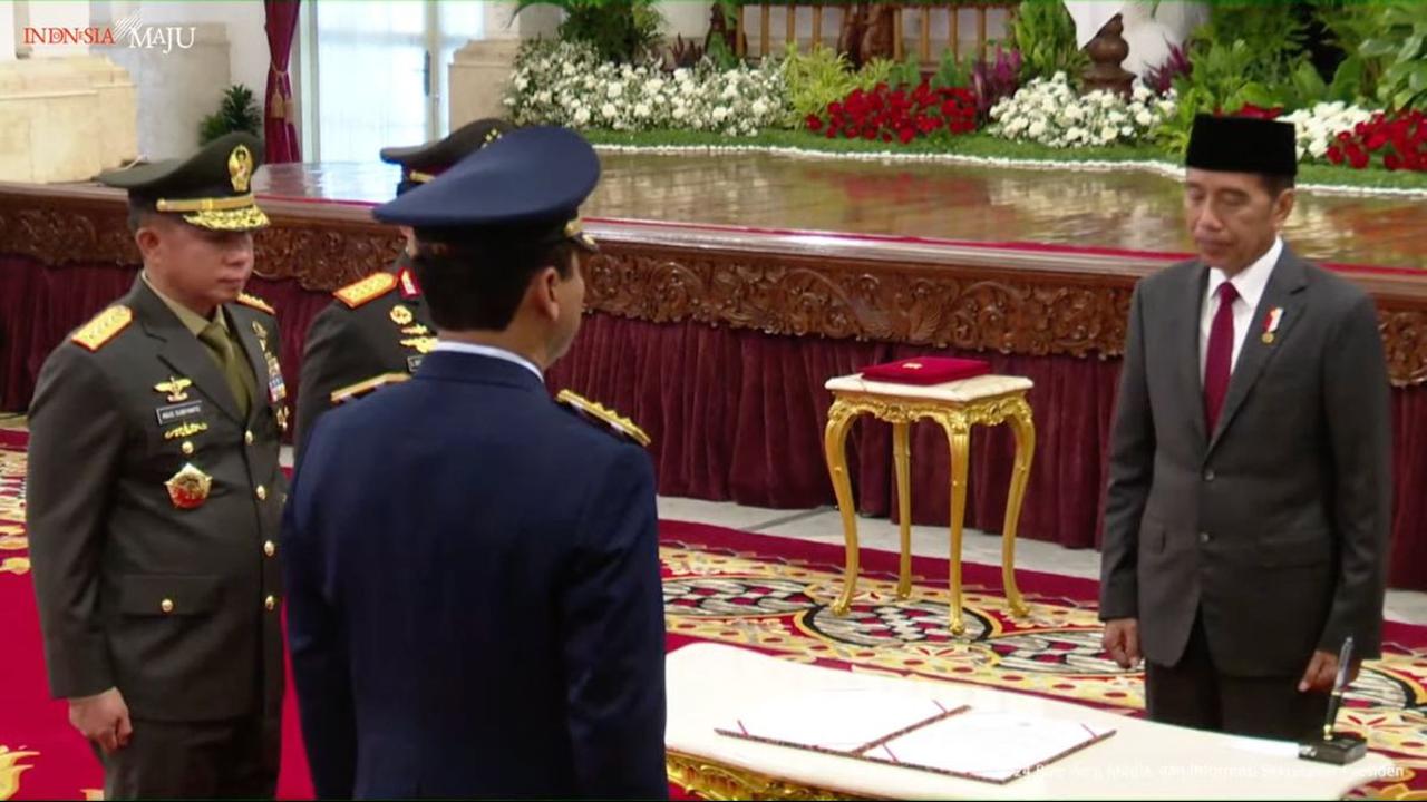 Jokowi lalu menyematkan tanda jabatan kepada Tonny.&nbsp;