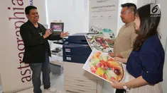 Direktur PT Astra Graphia Mangara Pangaribuan, Direktur PT Menara Astra Wibowo Muljono dan perwakilan tenant berbincang untuk manajemen dokumen di OFiSKITA Jakarta, (3/9/2019). Astragraphia dan Menara Astra memberikan layanan one stop office solution kepada pelanggan. (Liputan6.com/Fery Pradolo)