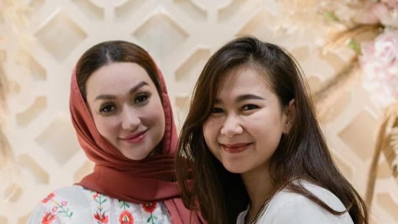 Yulida Handayani, mantan istri Ravi Bhatia, juga hadir sebagai tamu istimewa, menunjukkan persahabatan lama yang erat dengan Tengku Dewi Putri.<br>