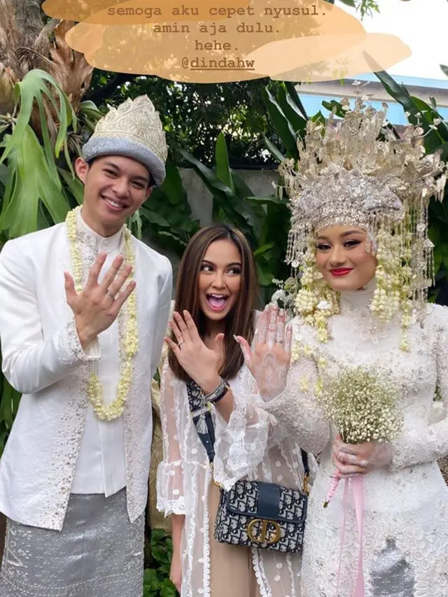 Gaya Seleb di Pernikahan Dinda Hauw dan Rey Mbayang