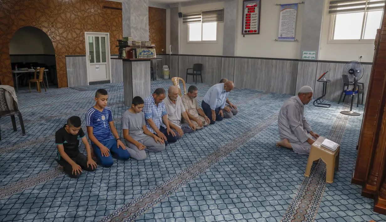 Aktivitas warga Palestina saat melaksanakan salat di Masjid Qaqaa Bin Amr, di lingkungan Silwan, Yerusalem (15/9/2020). Masjid dua lantai yang dibangun pada tahun 2012 itu berdiri di atas lahan seluas 110 meter persegi. (AFP/AHMAD GHARABL)
