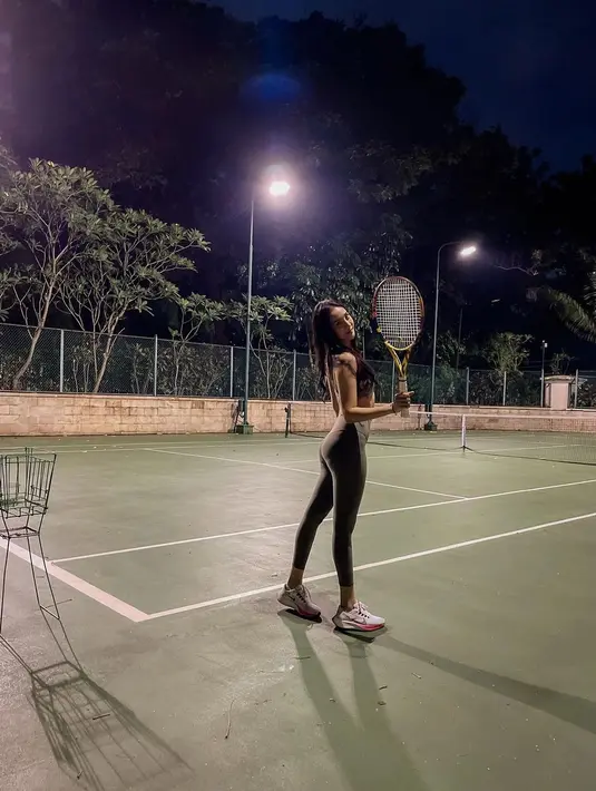 Anya Geraldine saat berpose memegang raket tenis di lapangan. Selain gym, tenis menjadi salah satu olahraga yang sering dilakukan olahraga Anya Geraldine. Terlihat kaki jenjang Anya dengan balutan pakaian olahraga bikin iri banget ya. (Instagram/anyageraldine)