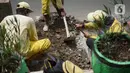 Petugas Bina Marga memerlebar saluran air di Jalan TB Simatupang di kawasan Cilandak, Jakarta, Kamis (22/10/2020). Hal tersebut dilakukan guna memaksimalkan fungsi sistem drainase agar tidak terjadi genangan air saat menghadapi musim hujan. (Liputan6.com/Immanuel Antonius)