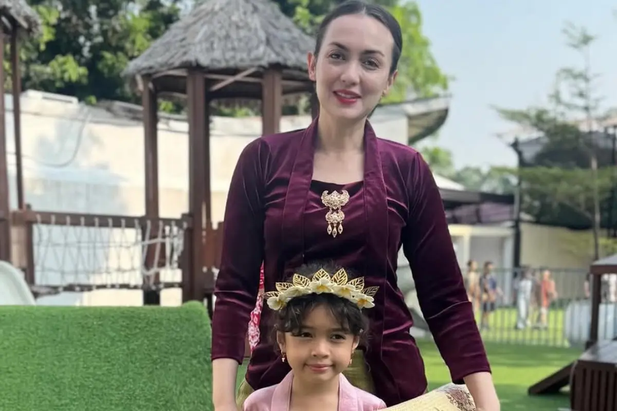 Rianti Cartwright dan Putrinya saat Rayakan Hari Kartini. [@riantic]