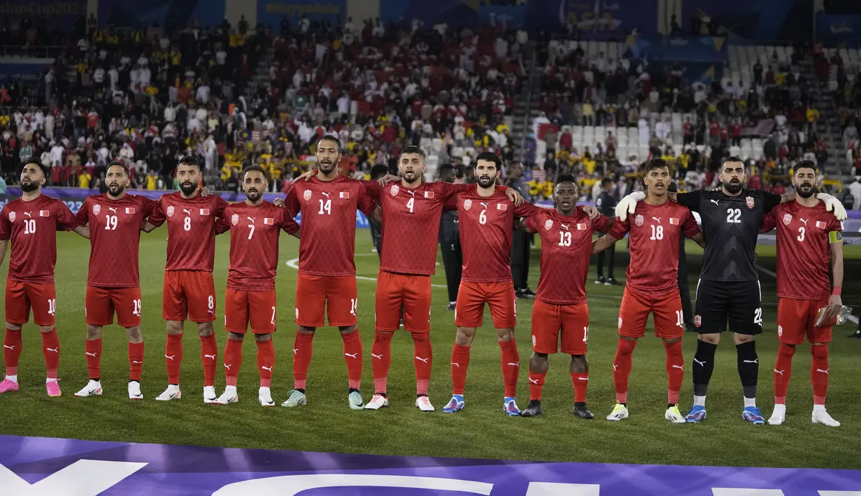 Para pemain starting XI Timnas Bahrain berbaris menyanyikan lagu kebangsaan sebelum dimulainya laga kedua Grup E Piala Asia 2023 menghadapi Malaysia di Jassim bin Hamad Stadium, Al Rayyan, Qatar, Sabtu (20/1/2024) sore waktu setempat. (AP Photo/Thanassis Stavrakis)