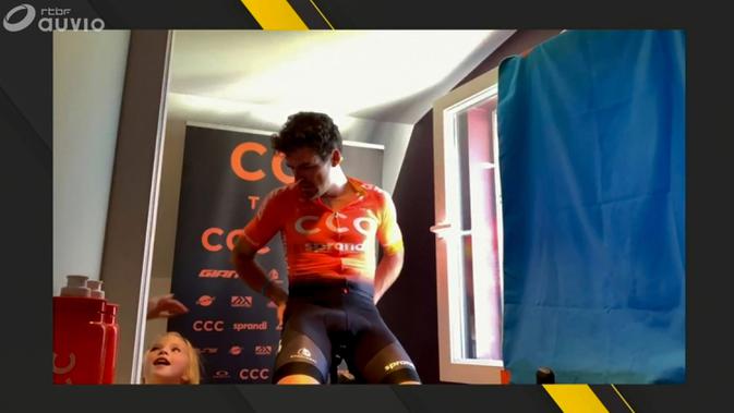 Pebalap sepeda dari Tim CCC, Greg Van Avermaet berselebrasi setelah memenangkan perlombaan Tour of Flanders yang diselenggarakan secara virtual, (5/4/2020). Balapan virtual tersebut dilangsungkan 5 April 2020, sesuai dengan jadwal resmi Tour of Flanders 2020 sebelum mengalami penundaan. (AFP/Belga)