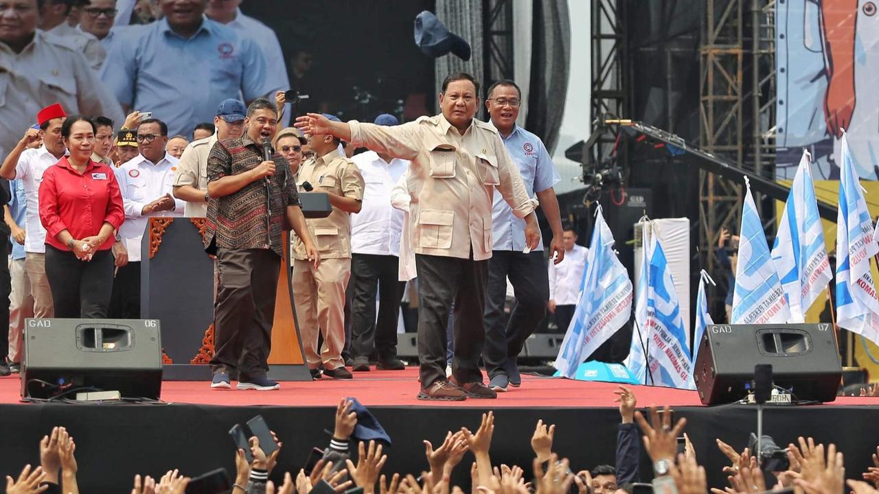 FOTO: Momen Prabowo Pidato Berapi-api hingga Lepas Kemeja di Hari Buruh, Janji Lindungi Pekerja dari Ancaman PHK