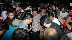 Mantan Walikota Solo itu pun terlihat kesusahan. Hal ini dikarenakan banyaknya pendukung yang mendekati Jokowi untuk bersalaman. Bandung, Rabu (11/6/2014) (Liputan6.com/Herman zakharia).