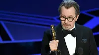 Kemenangan Gary Oldman sebagai Best Actor ternyata mengundang kontroversi. Mantan istri Gary pun melakukan protes keras akan hal itu. (MARK RALSTON / AFP)