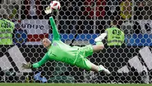 Kiper timnas Inggris, Jordan Pickford menggagalkan tendangan penalti pemain Kolombia pada 16 besar Piala Dunia 2018 di Stadion Spartak, Selasa (3/7). Inggris lolos ke perempat final setelah menang adu penalti 4-3 atas Kolombia. (AP/Matthias Schrader)