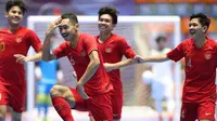 Para pemain Timnas Futsal Indonesia U-20 merayakan keberhasilan meraih kemenangan atas Irak di laga Grup D Piala AFC Futsal U-20 2019 yang membuat mereka lolos ke perempat final. (AFC)