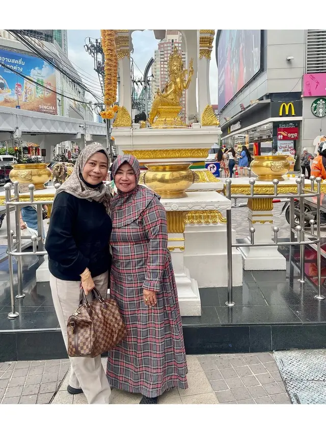 6 Potret Dewi Perssik dan Rully Liburan ke Thailand, Ajak Ibunda dan Anak