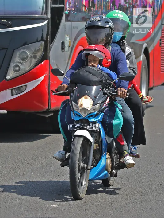 Pemudik sepeda motor melintas di Jalur Pantura, Jawa Barat, Minggu (2/6/2019). Sejumlah pemudik sepeda motor terpantau mengabaikan keselamatan dengan membawa barang bawaan dan penumpang melebihi kapasitas. (Liputan6.com/Herman Zakharia)