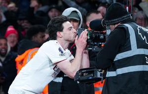 Hasil ini membuat Arsenal kini mengemas 48 poin dari 20 laga. Mereka duduk nyaman di puncak klasemen dengan keunggulan enam angka dari Aston Villa yang ada di peringkat kedua. (AP Photo/Alastair Grant)