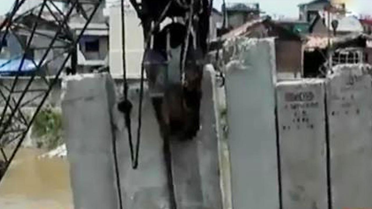 Pekerja Tertimpa Beton