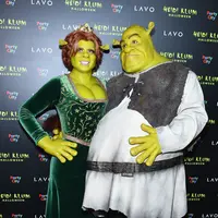Heidi Klum menjadi Putri Fiona bersama kekasihnya Tom Kaulitz yang mengenakan kostum Shrek. (Noam Galai / GETTY IMAGES NORTH AMERICA / AFP)