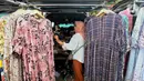 Adapun pakaian yang paling diminati masyarakat menjelang Ramadan dan Idul Fitri adalah baju gamis katun. (Liputan6.com/Angga Yuniar)