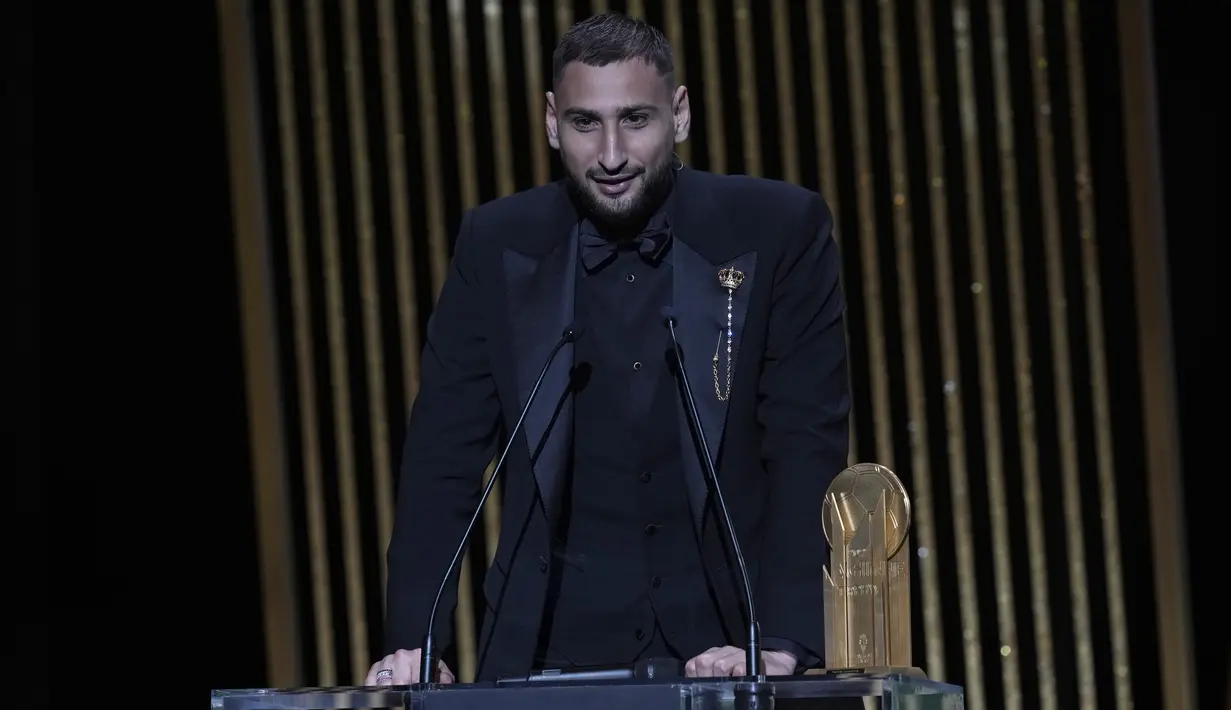 Kiper PSG, Gianluigi Donnarumma menyapa penonton setelah memenangkan Piala Yashin Ballon d'Or 2021 sebagai penjaga gawang terbaik saat upacara Ballon d'Or ke-65 di Theater du Chatelet, di Paris, Senin (29/11/2021). (AP Photo /Christophe Ena)