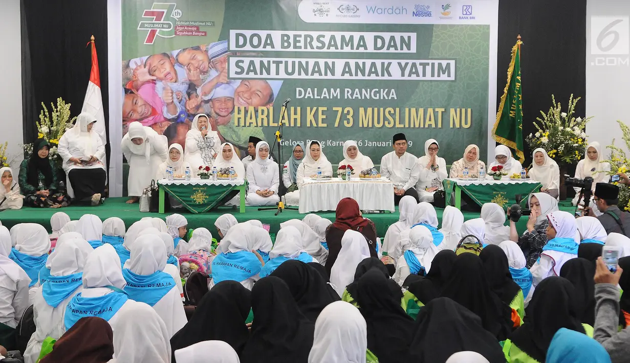 Suasana doa bersama dan santunan anak yatim yang diselenggarakan Muslimat NU di kompleks SUGBK, Jakarta, Sabtu (26/1). Acara ini sebagai rangkaian peringatan Harlah ke-73 Muslimat NU. (Liputan6.com/Herman Zakharia) (Liputan6.com/Herman Zakharia)