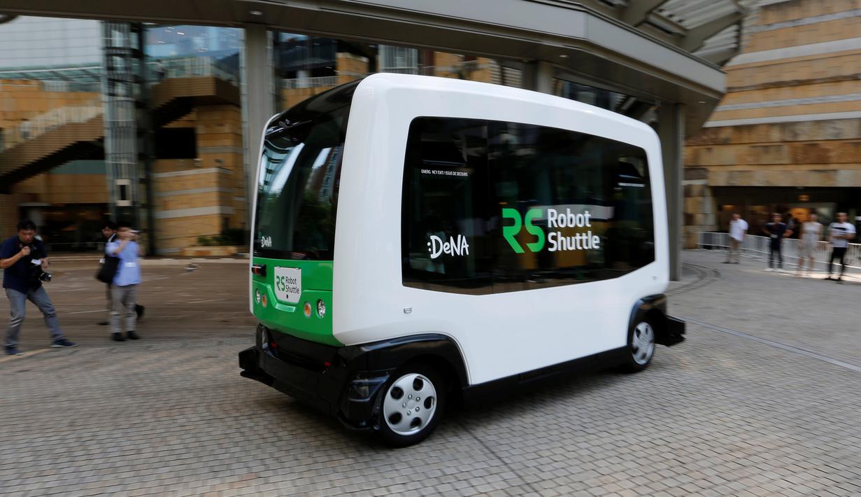 Robot Shuttle saat didemonstrasikan di Tokyo, Jepang, Kamis (7/7). Robot Shuttle adalah bus kemudi otomatis sehingga tak membutuhkan sopir untuk pengoperasiannya. (REUTERS / Toru Hanai)