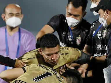 Kiper Bali United, Wawan Hendrawan, tampak tergeletak di Lapangan usai wasit meniup peluit panjang tanda pertandingan berakhir.