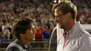 Pelatih Chelsea,  Antonio Conte dan Pelatih Liverpool, Juergen Klopp berbincang usai laga pra musim International Champions Cup di Rose Bowl, Pasadena, California, (28/7/2016) pagi WIB.  (Reuters/Mario Anzuoni)
