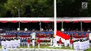 Pasukan Pengibar Bendera Pusaka (Paskibraka) bersama Pasukan Pengamanan Presiden (Paspampres) mengibarkan bendera Merah Putih dalam Upacara Peringatan Detik-detik Proklamasi 17 Agustus di Istana Merdeka, Jakarta, Kamis (17/8). (Liputan6.com/Pool)