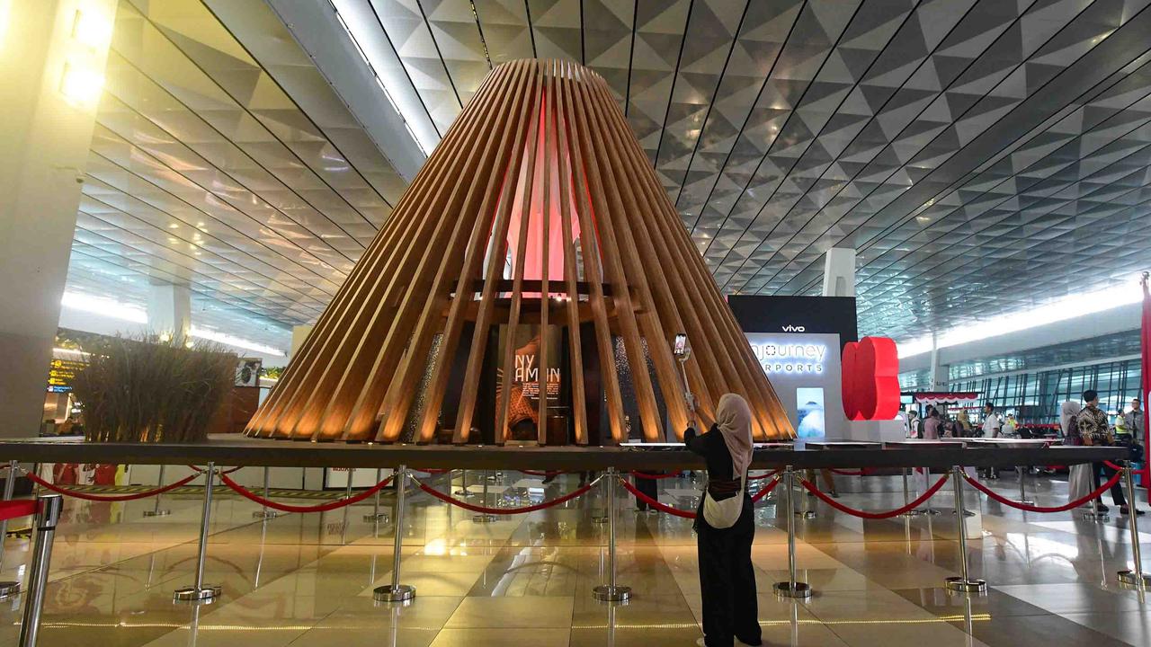 FOTO: Tanah Api, Jejak Jiwa,  Instalasi Seni Nusantara Sambut HUT ke-80 RI di Bandara Soekarno-Hatta