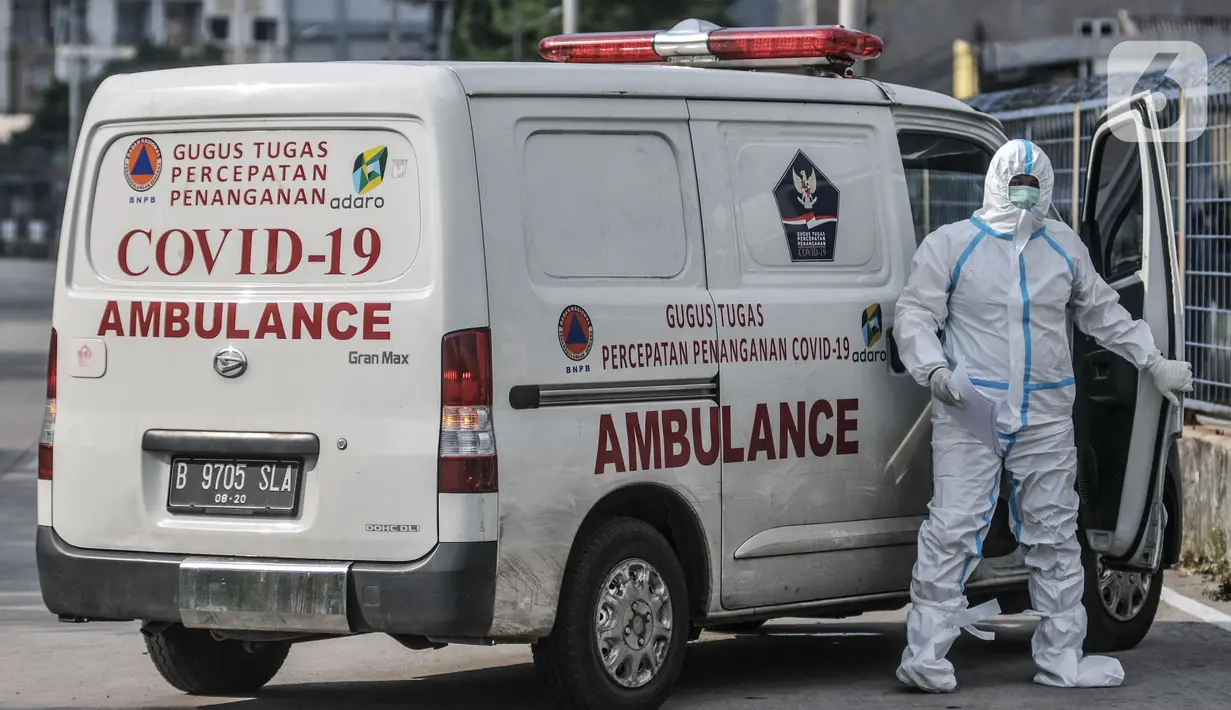 Tenaga kesehatan mengantarkan pasien Covid-19 ke RSD Wisma Atlet, Jakarta  (30/5/2021). Berdasarkan data Penerangan Kogabwilhan mencatat hingga hari ini jumlah pasien rawat inap di Tower 4, 5, 6, dan 7 mencapai 2.013 orang atau 33 persen dari kapasitas tempat tidur. (merdeka.com/Iqbal S. Nugroho)