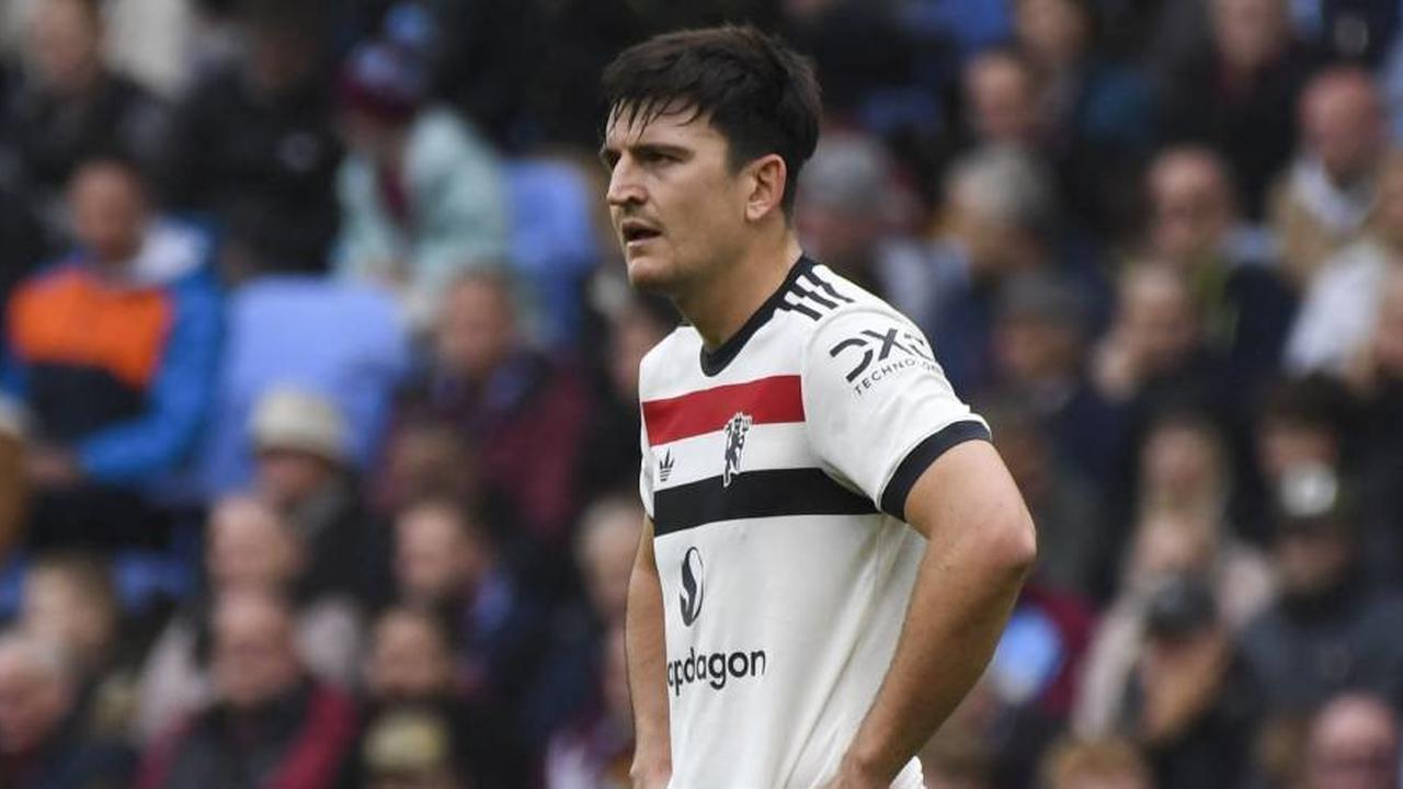 Patrice Evra Sarankan Ruben Amorim Kembalikan Ban Kapten ke Harry Maguire