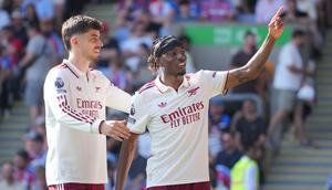 Pemain Arsenal Noni Madueke merayakan gol yang dicetaknya bersama rekan setimnya Kai Havertz (kiri) pada laga Premier League/Liga Inggris antara Crystal Palace vs Arsenal di London, Minggu, 24 Mei 2026. (AP Photo/Kin Cheung)