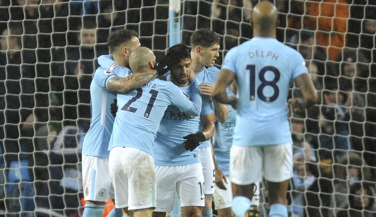 Para pemain Manchester City merayakan gol Sergio Aguero saat melawan Watford pada lanjutan Premier League di Etihad stadium, Manchester, (2/1/2018).  City menang 3-1. (AP/Rui Vieira)