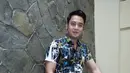 Tampil dengan kemeja motif, namun dirinya tetap terlihat simple dan menarik. Apalagi ditambah dengan sneakers, gayanya makin keren.