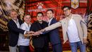 Ketua Umum PSSI, Erick Thohir (tengah) bersama pelatih Timnas Indonesia John Herdman, CEO Kelme Indonesia Kevin Sanjaya, dan sejumlah jajaran Kelme berfoto bersama setelah potong pita dalam acara Leave Your Mark Fest 2026 di Plaza Utara Stadion Utama Gelora Bung Karno, SUGBK, Senayan, Jakarta, Kamis (12/03/2026) malam WIB. (Bola.com/Bagaskara Lazuardi)