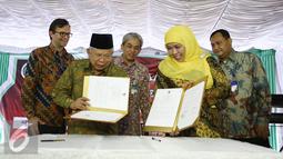 Ketua MUI KH Ma’aruf Amin (kiri) dan Mensos Khofifah Indar Parawansa menunjukkan MoU program edukasi keuangan syariah '1 Juta Umat Mandiri' di Tangerang, Senin (30/5).(Liputan6.com/Angga Yuniar)