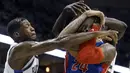 Pemain Milwaukee Bucks, DeAndre Liggins (kiri) berebut bola dengan pemain Detroit Pistons, Eric Moreland (24) pada laga NBA basketball game di Bradley Center, Milwaukee, (15/11/2017). Bucks menang 99-95. (AP/Aaron Gash)