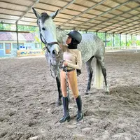 Lesty Kejora juga ikut tren olahraga berkuda dengan tampilan maksimal. [Foto: @lestykejora]
