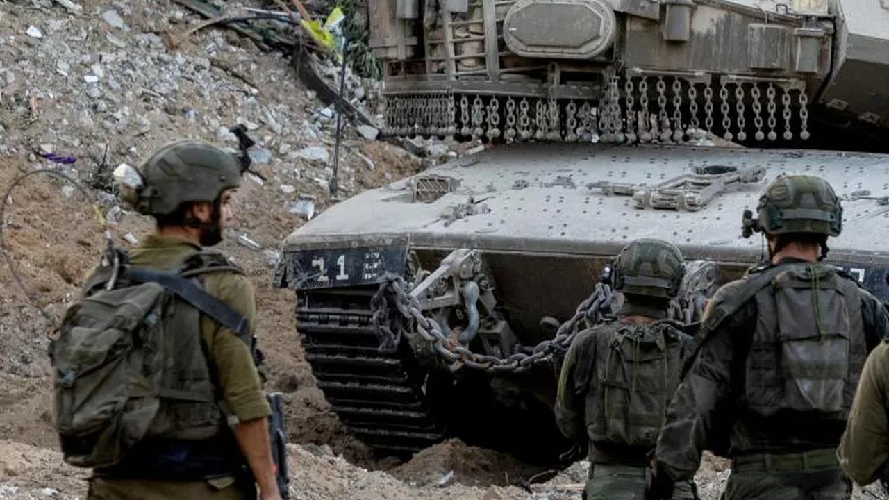 Pasukan Israel mulai mengepung Kota Gaza ketika puluhan ribu warga sipil yang berada di utara mengevakuasi diri ke selatan Gaza.