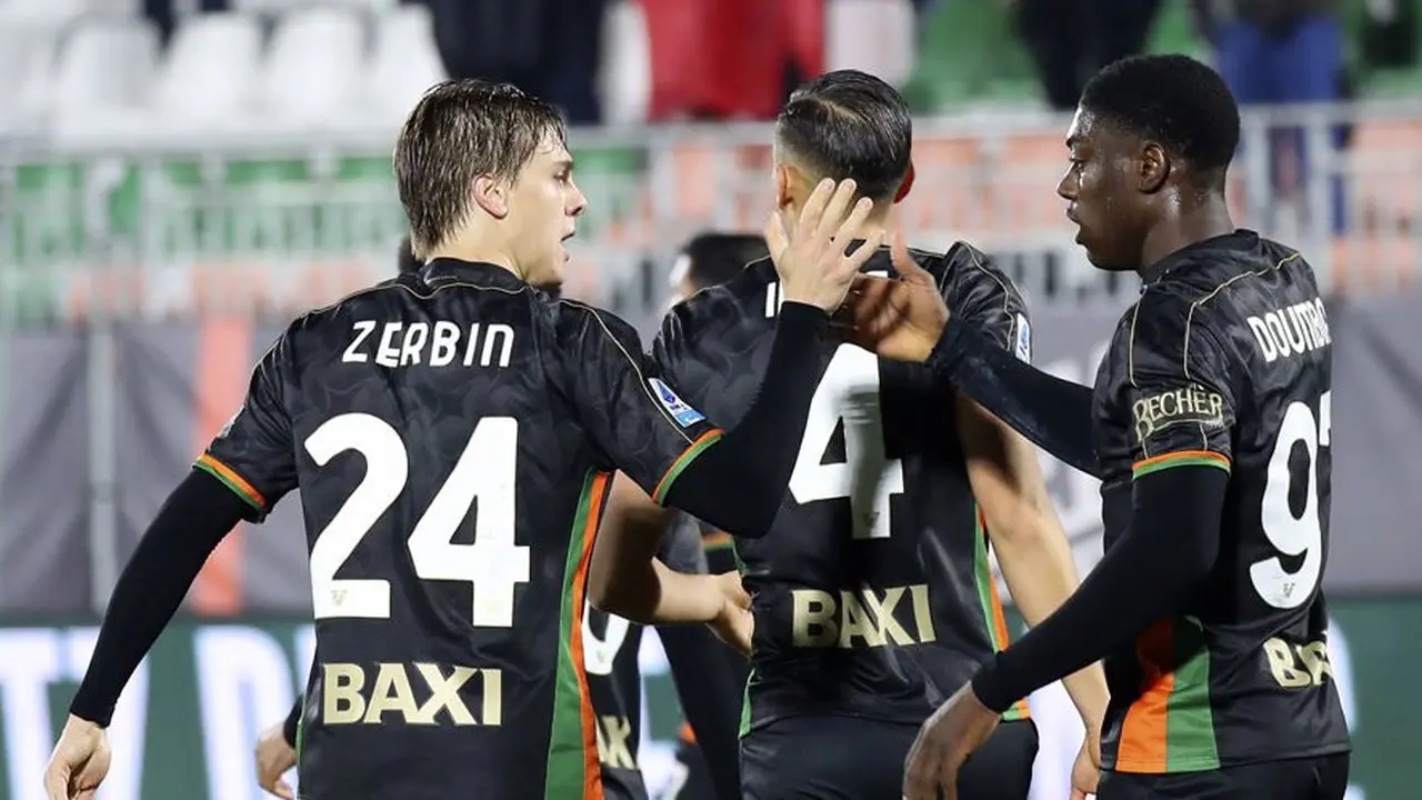 Jay Idzes dkk merayakan gol Alessio Zerbin di laga Venezia vs Verona, Selasa (28/01/2025). (c) Paola Garbuio/LaPresse via AP Photo