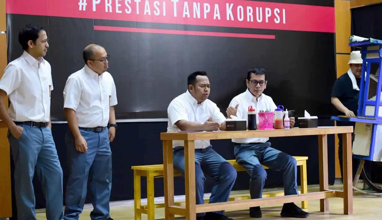 Mendikbud Nadiem Makarim (kiri), Menparekraf Wishnutama (kedua kanan), Menteri BUMN Erick Thohir (kanan), Komedian Sogi Indra Dhuaja (kedua kiri), dan Bedu (tengah) tampil dalam drama bertajuk Prestasi Tanpa Korupsi di SMKN 57, Jakarta Selatan, Senin (9/12/2019). (Foto:Biropress Kepresidenan)