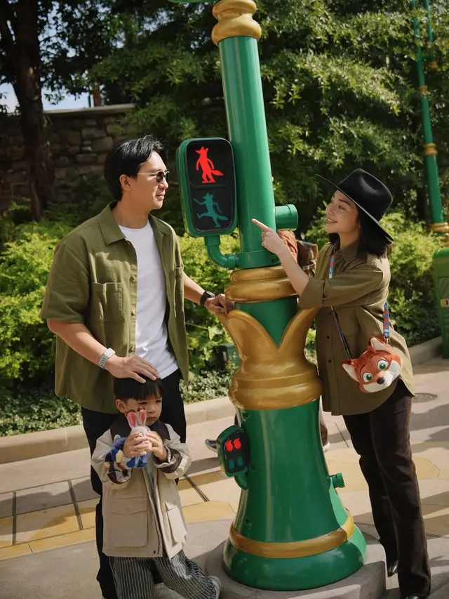 Bentuk Core Memory Anak, Nikita Willy dan Indra Priawan Kompak Ajak Anak Berpetualang di Zootopia dengan Busana Earth Tone