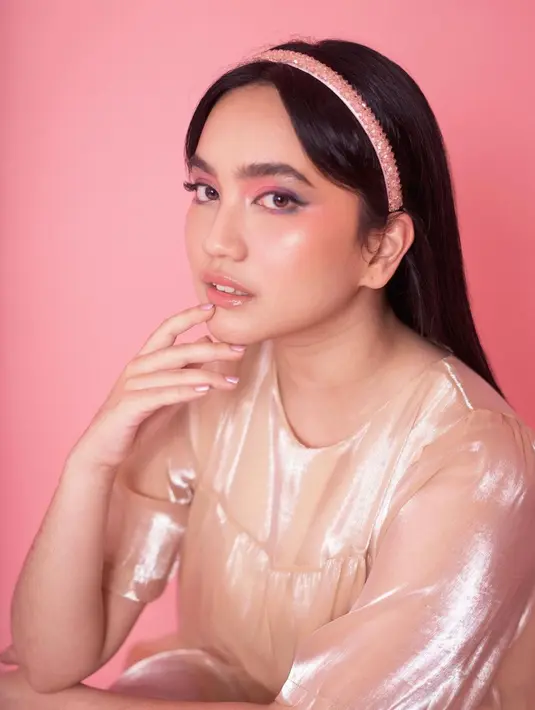 Dalam potret ini, Rachel nampak mengenakan riasan bernuansa pink menyesuaikan dengan tema pemotretannya. Meski terkesan soft, namun riasan ini nampak memberikan kesan yang tegas. (Liputan6.com/IG/auroramanda95)