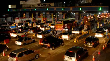 Gerbang tol Cikampek dipadati sejumlah kendaraan yang akan menuju jalur Pantai Utara pulau Jawa, (27/7/2014). (Liputan6.com/Miftahul Hayat)