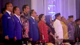 Presiden Jokowi (ketiga kiri) dan Ketum PDIP Megawati Soekarnoputri (kelima kiri) menghadiri Rakernas Partai Amanat Nasional di Jakarta, Rabu (6/5/2015) malam. Keduanya duduk mengapit Ketua Umum PAN Zulkifli Hasan. (Liputan6.com/Faizal Fanani)