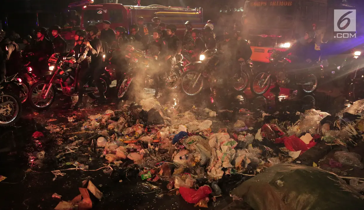 Personel kepolisian bermotor dikerahkan untuk membubarkan massa di kawasan Tanah Abang, Jakarta, Rabu (22/5/2019). Massa pengunjuk rasa berada di kawasan dekat Blok A Tanah Abang tersebut setelah terus dipukul mundur oleh aparat dari kawasan gedung Bawaslu. (Liputan6.com/Gempur M Surya)