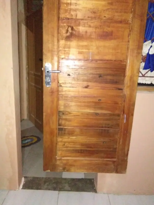 6 Potret Cara Orang Perbaiki Pintu Ini Bikin Gagal Paham