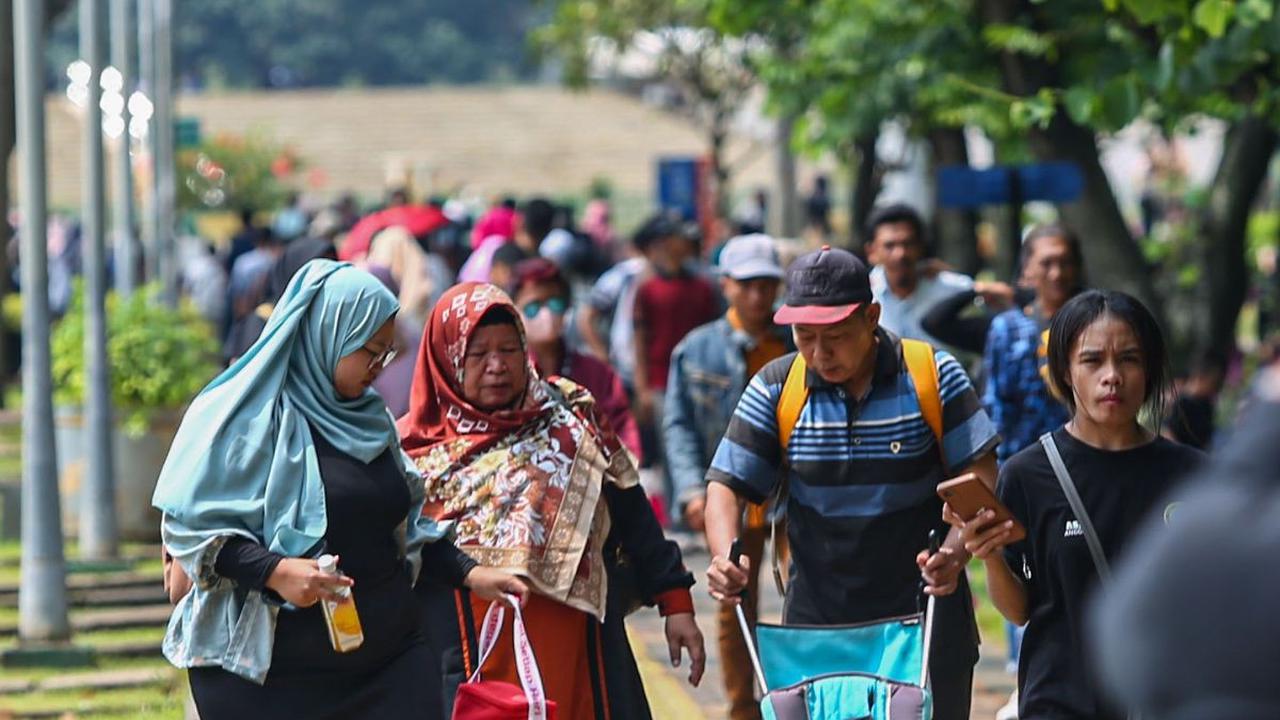Pada H+4 Lebaran 2024, ribuan orang terpantau mengunjungi salah satu lendmark Jakarta tersebut.&nbsp;Liputan6.com/Angga Yuniar
